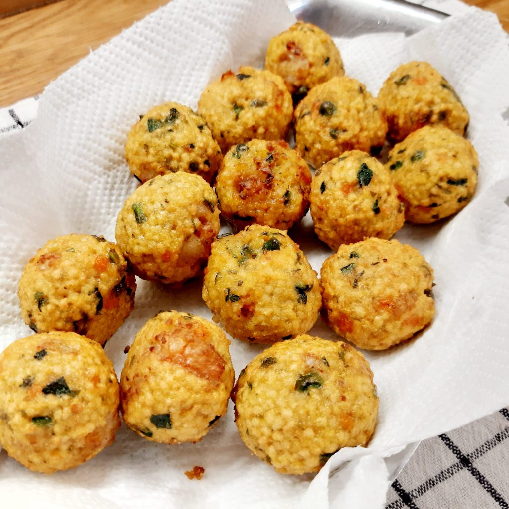 polpettine di cous cous  con verdure e gamberi