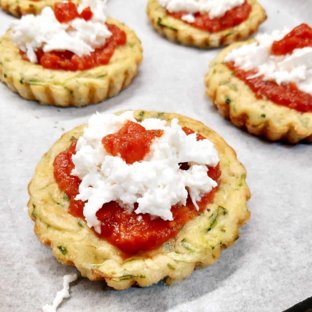 pizzette margherita su tortine di zucchine