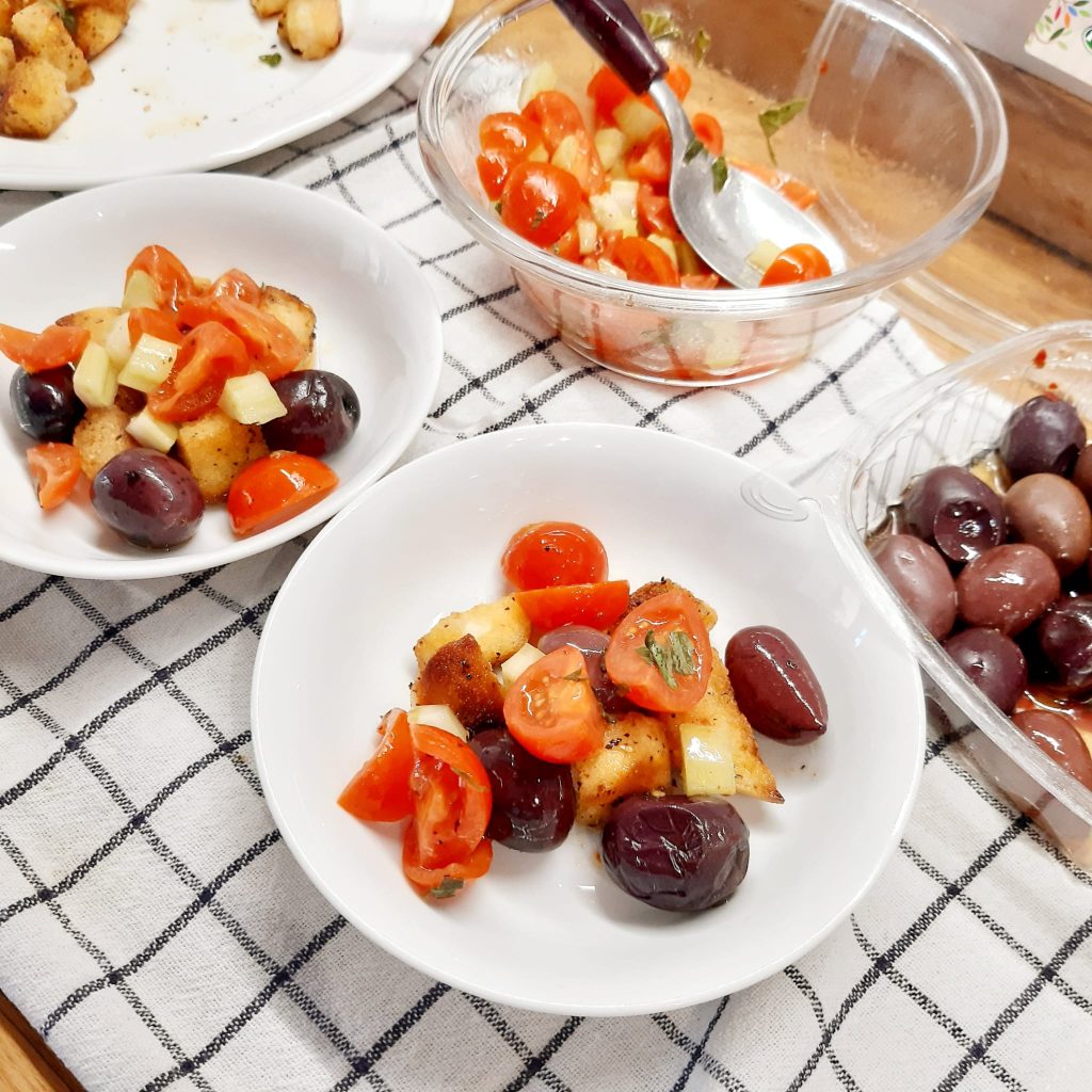 panzanella vivace con pomodorini e olive greche