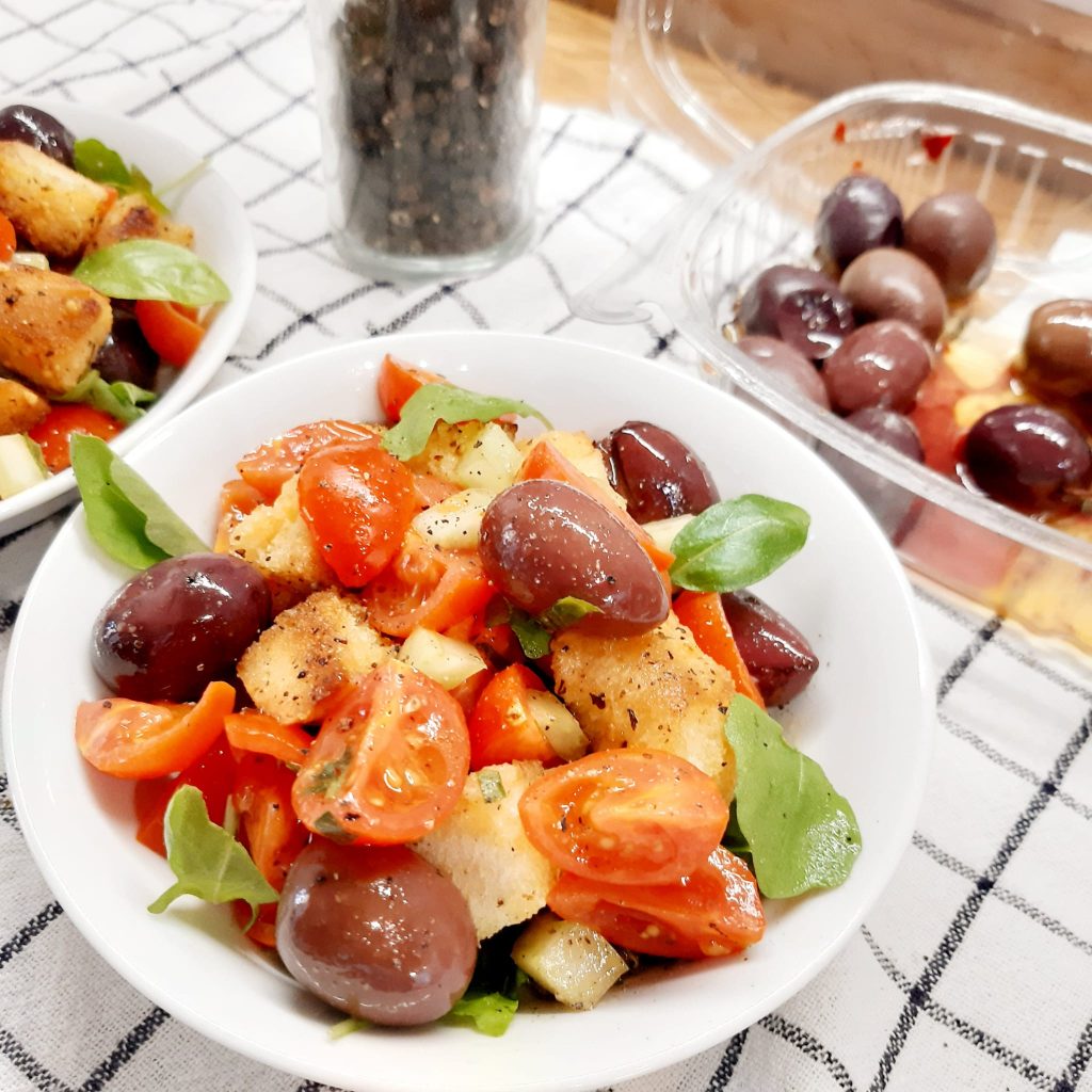 panzanella vivace con pomodorini e olive greche