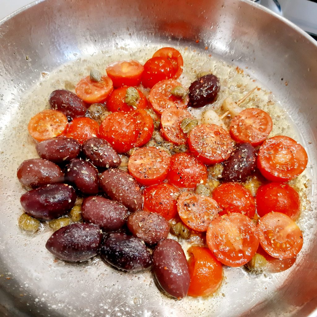 pesce spada con pomodorini capperi e olive Kalamon