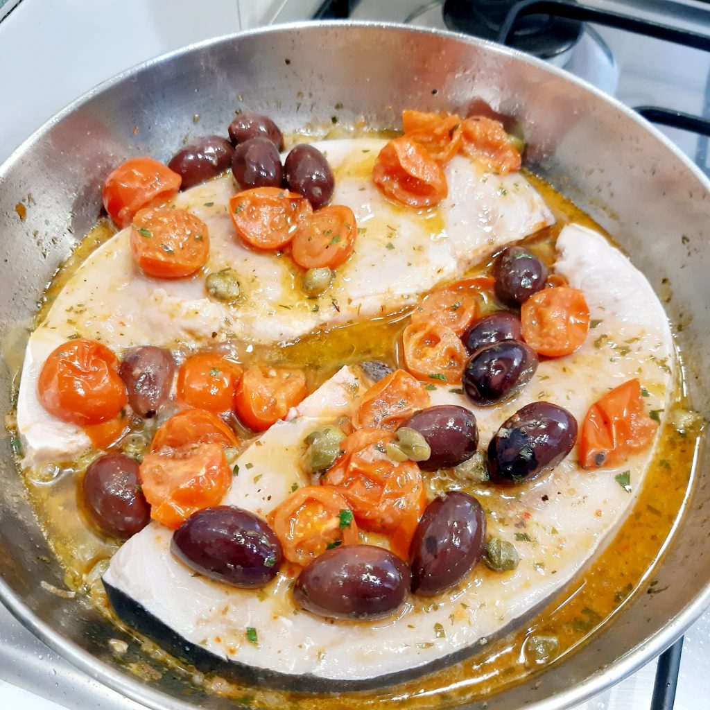 pesce spada con pomodorini capperi e olive Kalamon