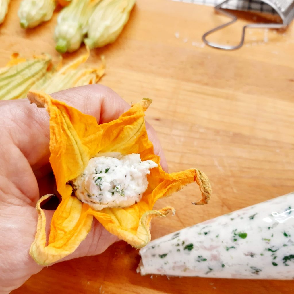 fiori di zucca al forno con pomodoro