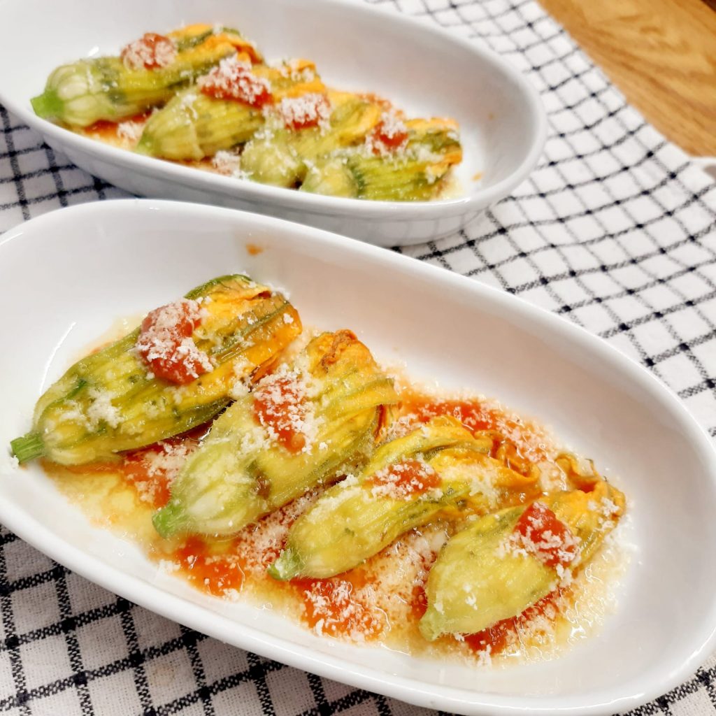 fiori di zucca al forno con pomodoro