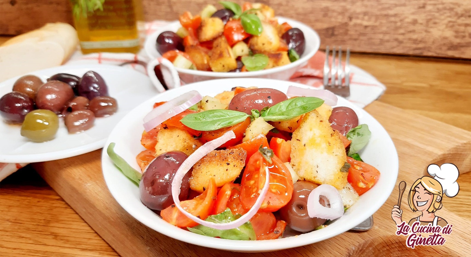 panzanella vivace con pomodorini e olive greche