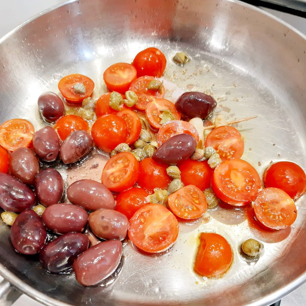 pesce spada con pomodorini capperi e olive Kalamon