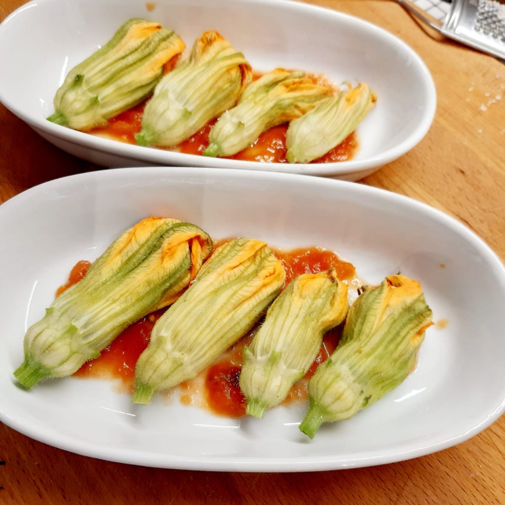 fiori di zucca al forno con pomodoro