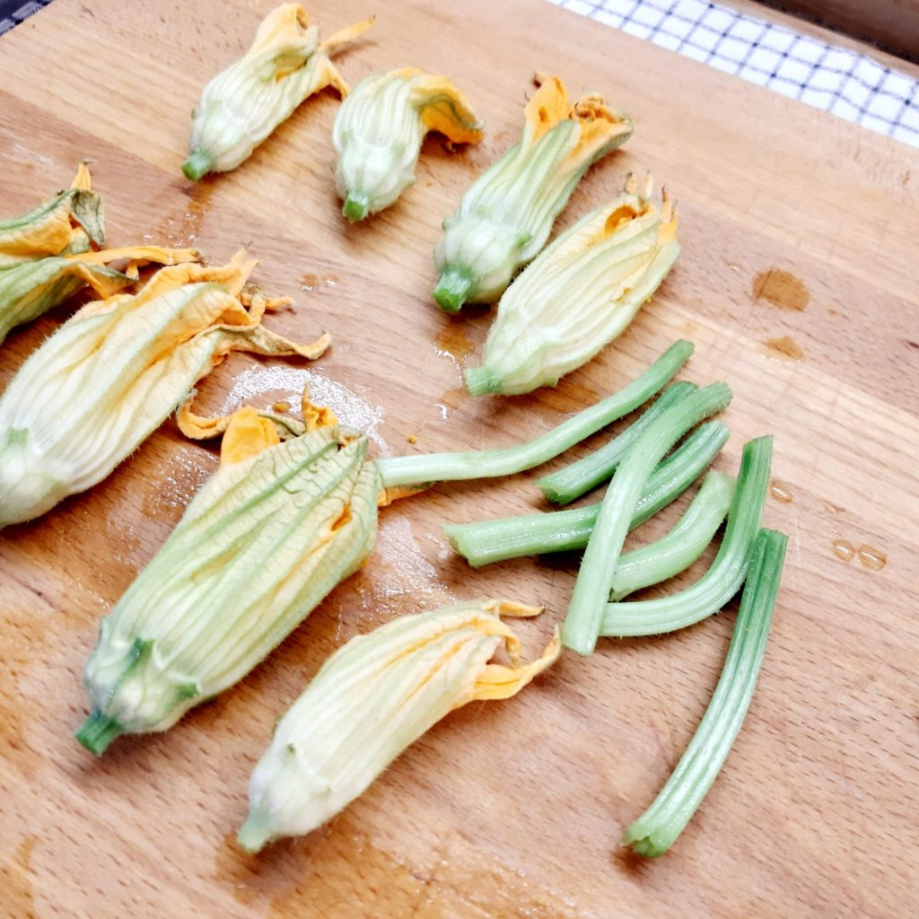 fiori di zucca al forno con pomodoro