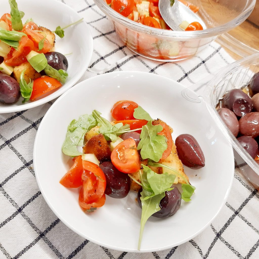 panzanella vivace con pomodorini e olive greche