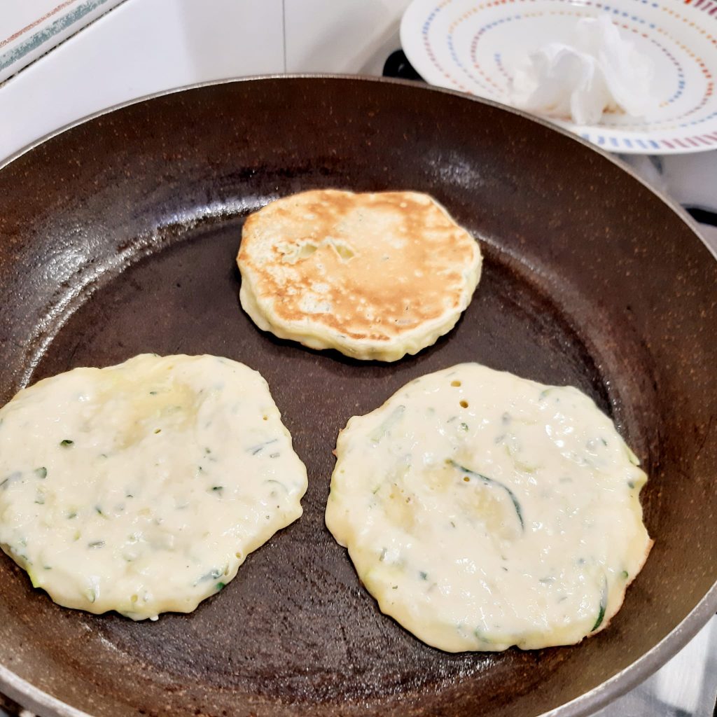 pancakes alle zucchine con burrata e salmone