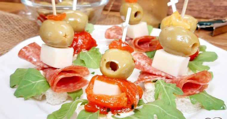 STUZZICHINI CON SALAME PEPERONI PROVOLONE E OLIVE