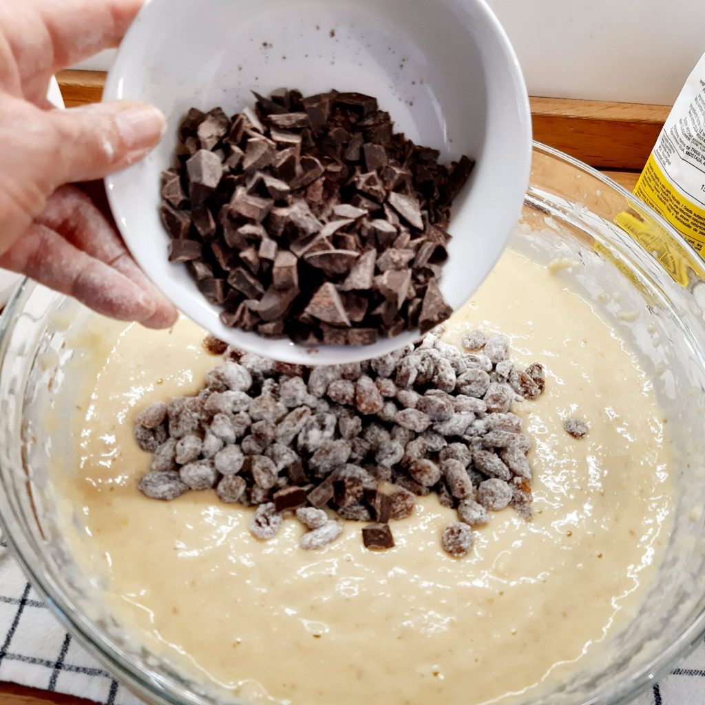 ciambellone di pane con uvetta e cioccolato fondente