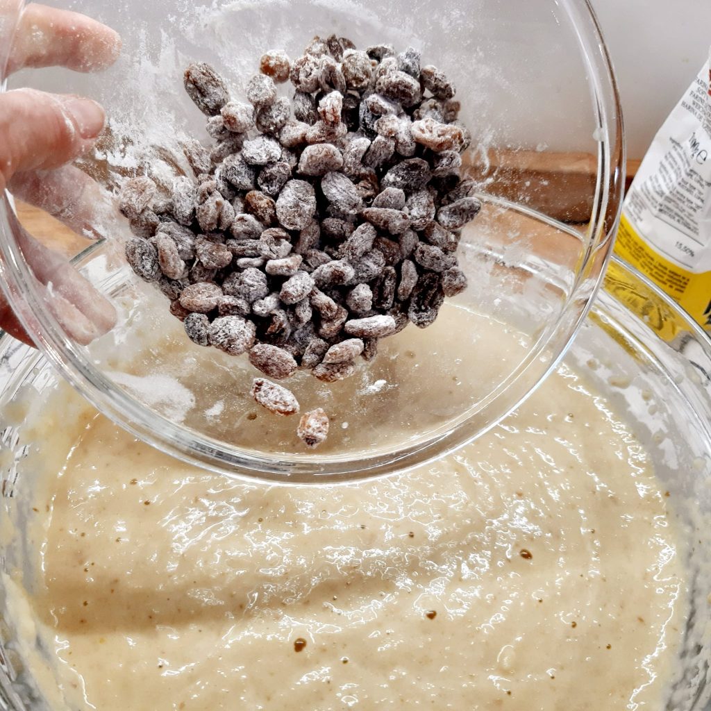 ciambellone di pane con uvetta e cioccolato fondente