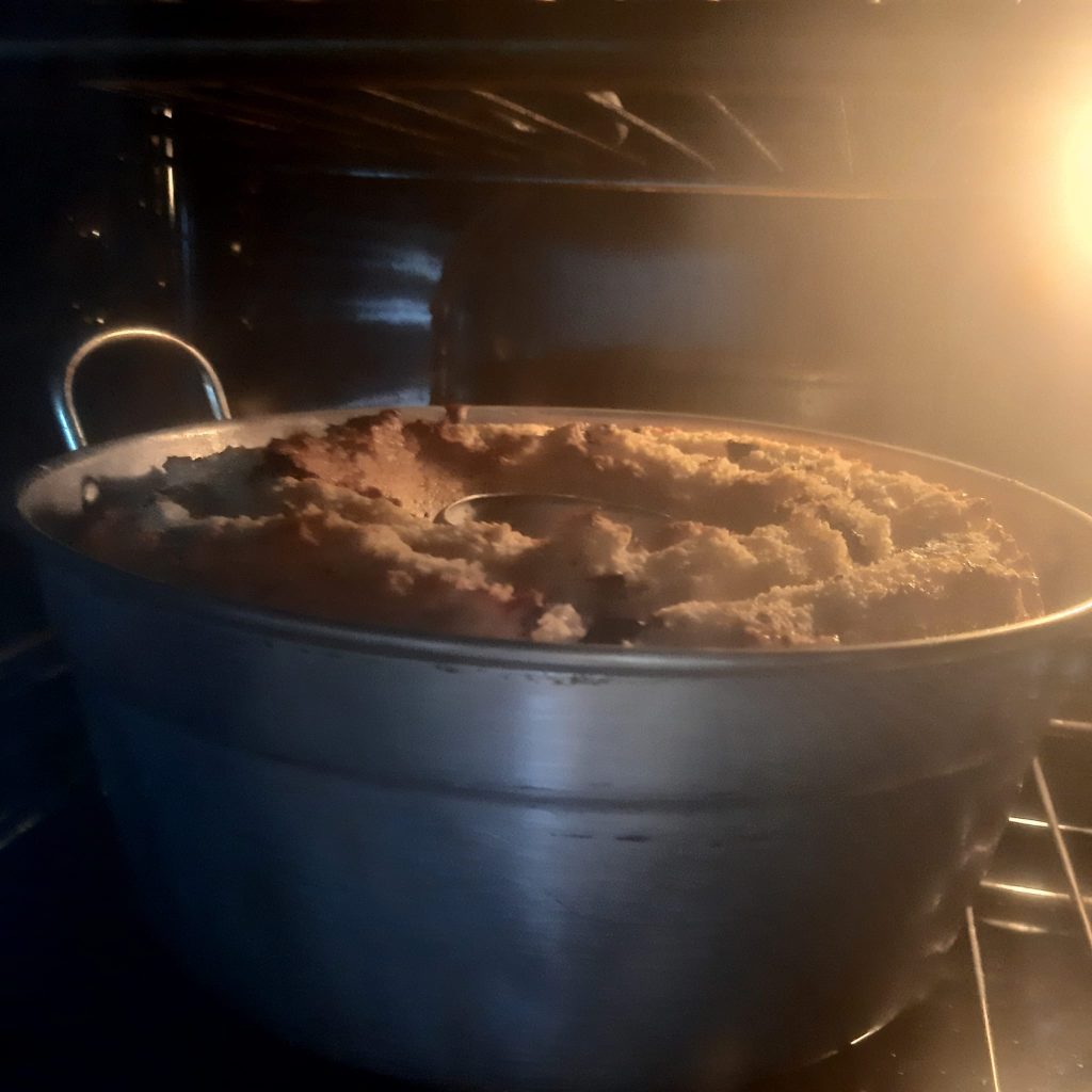 ciambellone di pane con uvetta e cioccolato fondente