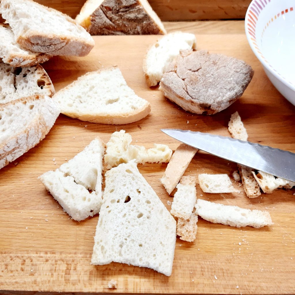 ciambellone di pane con uvetta e cioccolato fondente