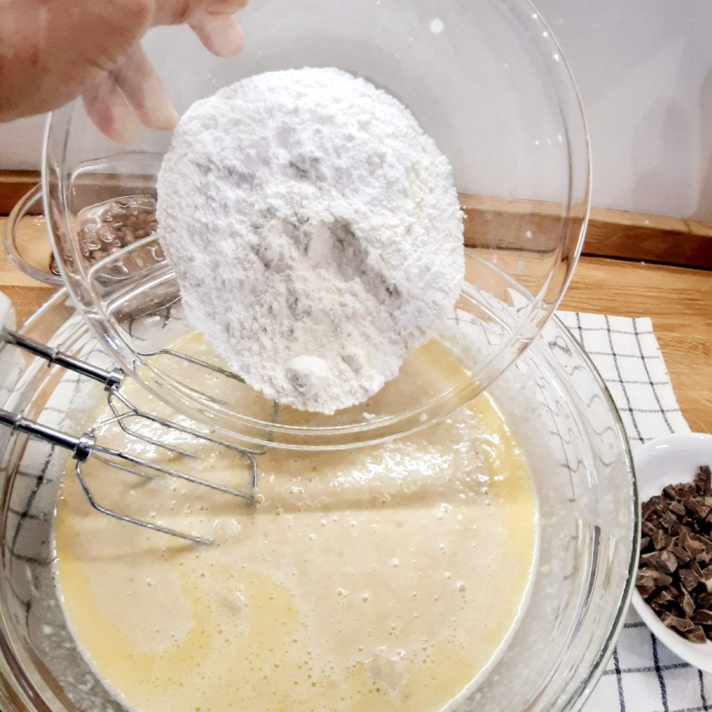 ciambellone di pane con uvetta e cioccolato fondente