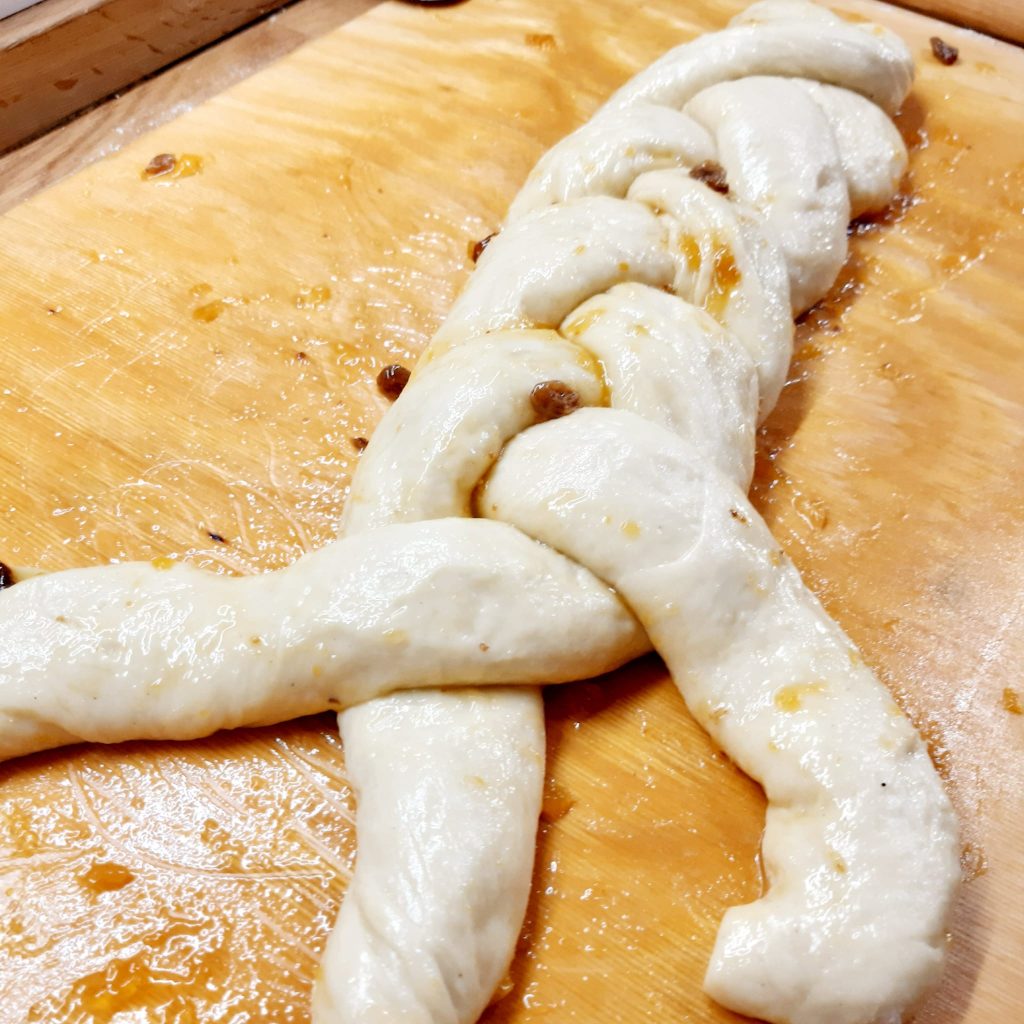 brioche all'olio con marmellata e uvetta