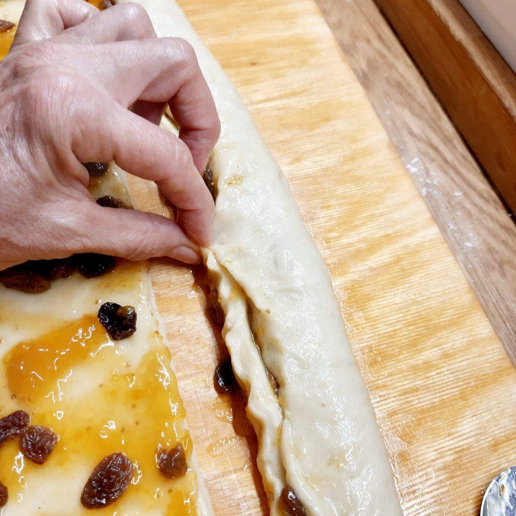 brioche all'olio con marmellata e uvetta