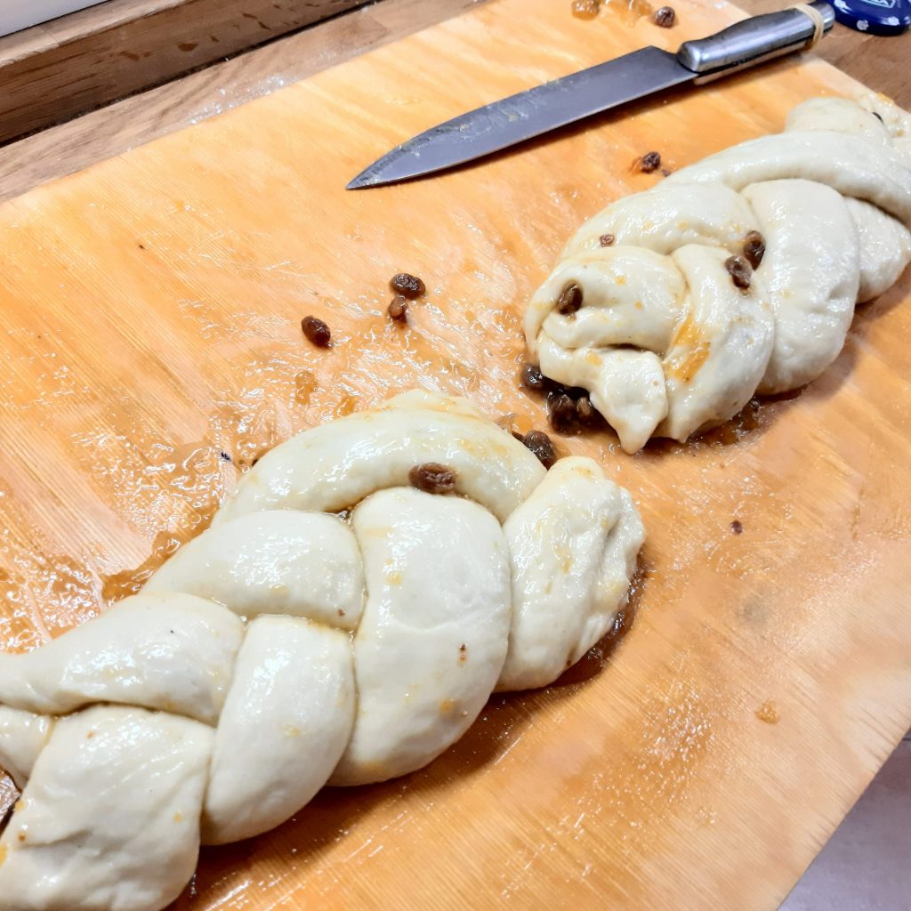 brioche all'olio con marmellata e uvetta