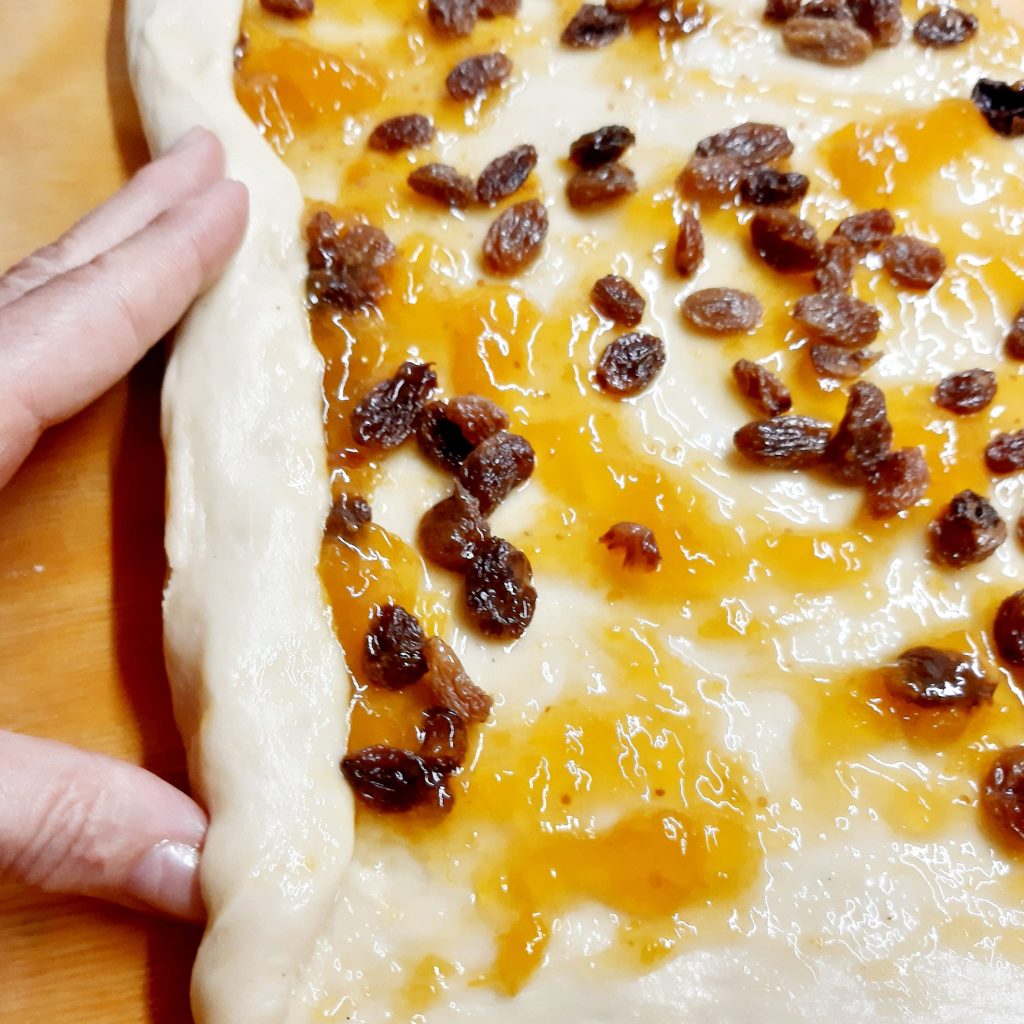 brioche all'olio con marmellata e uvetta