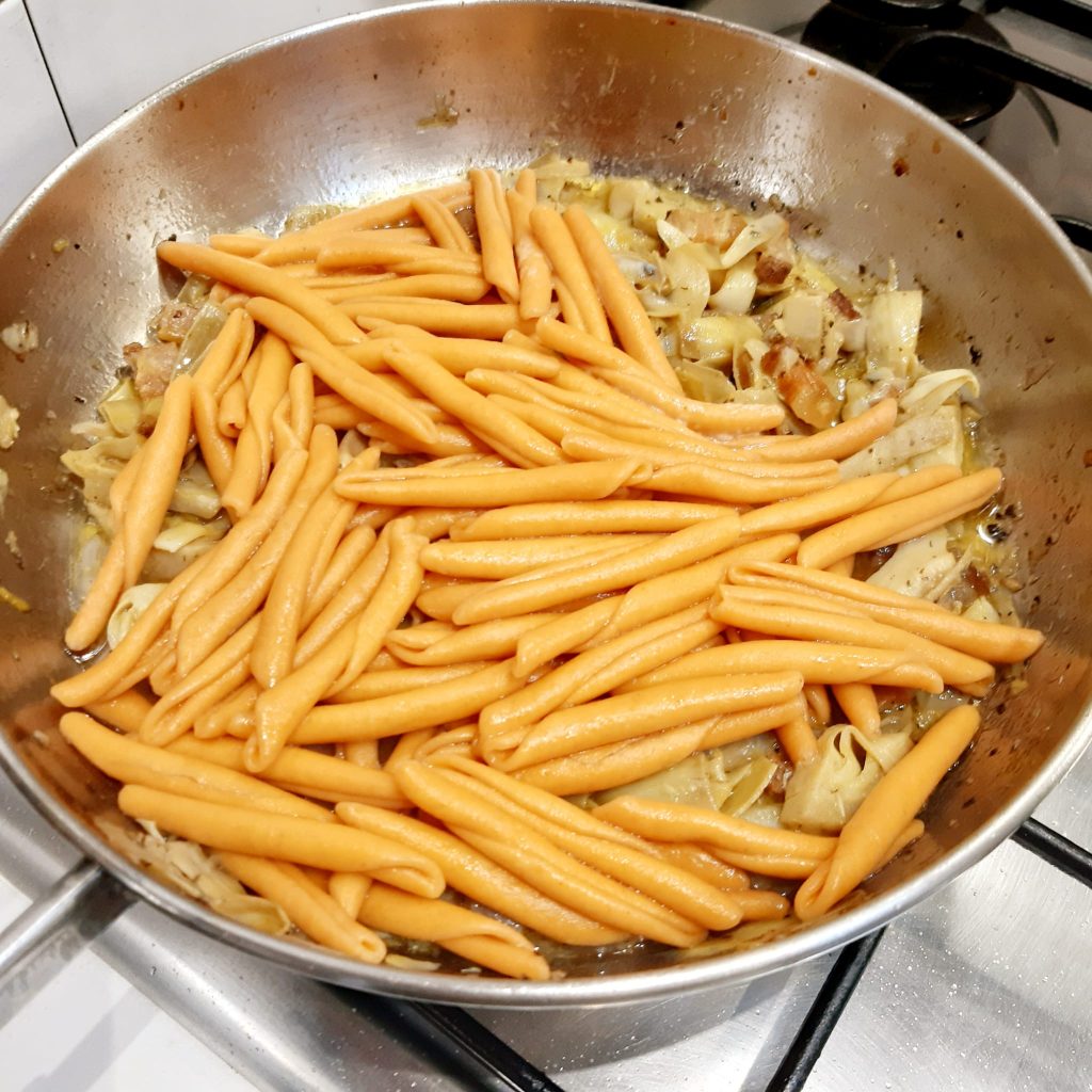 fusilli al peperone crusco con pancetta e carciofi