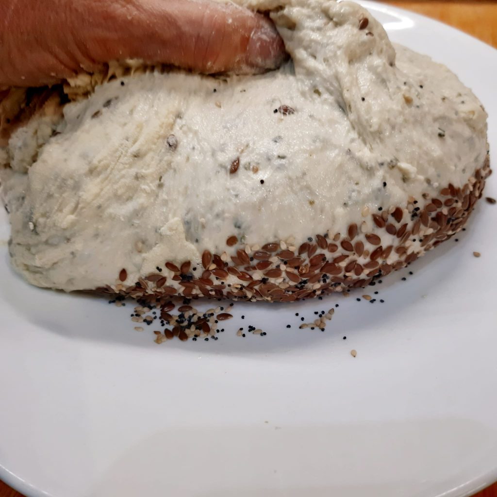 pane facile ai semi e erbe aromatiche