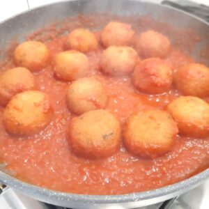 POLPETTE DI PANE E PECORINO IN UMIDO