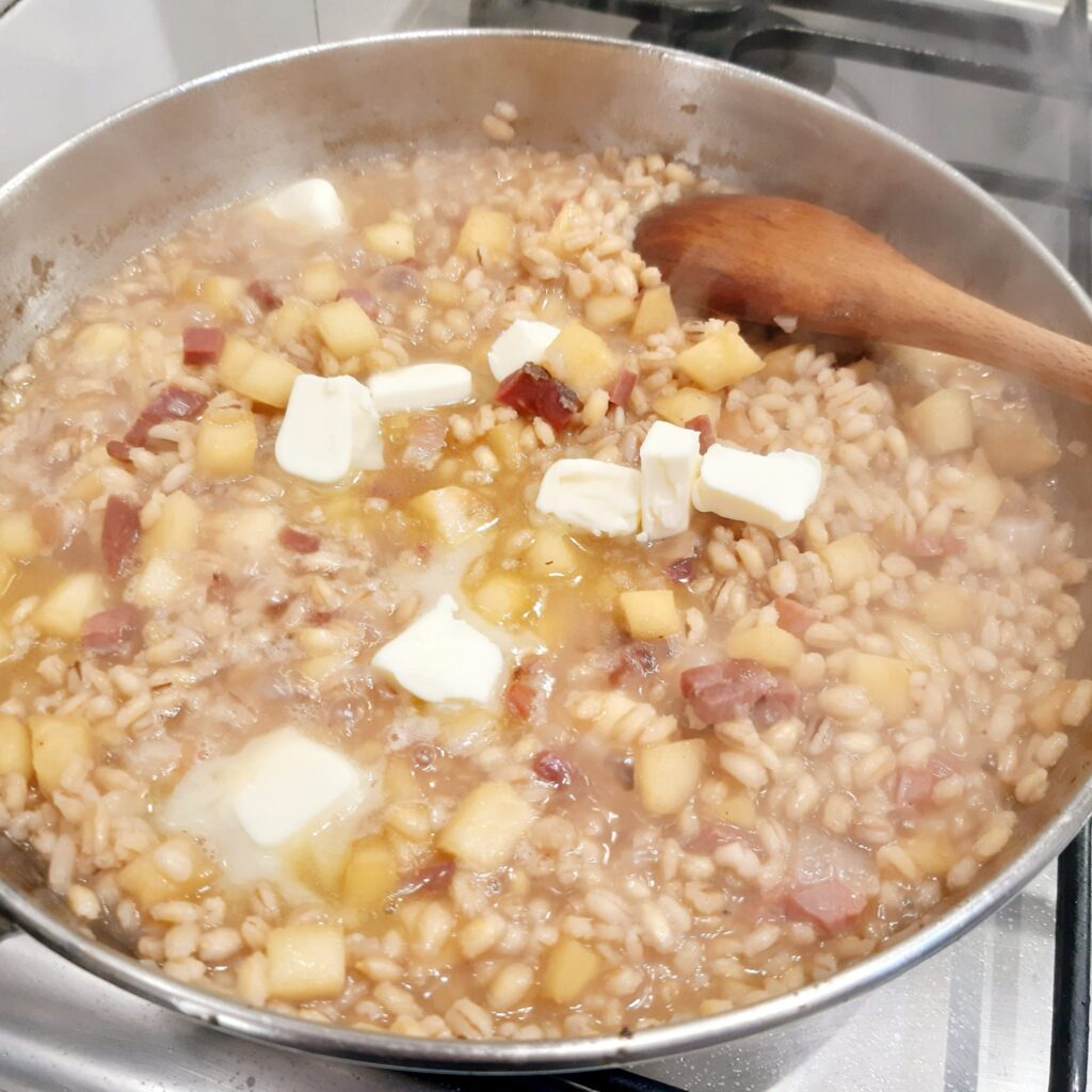 ORZOTTO MANTECATO CON SPECK E MELE