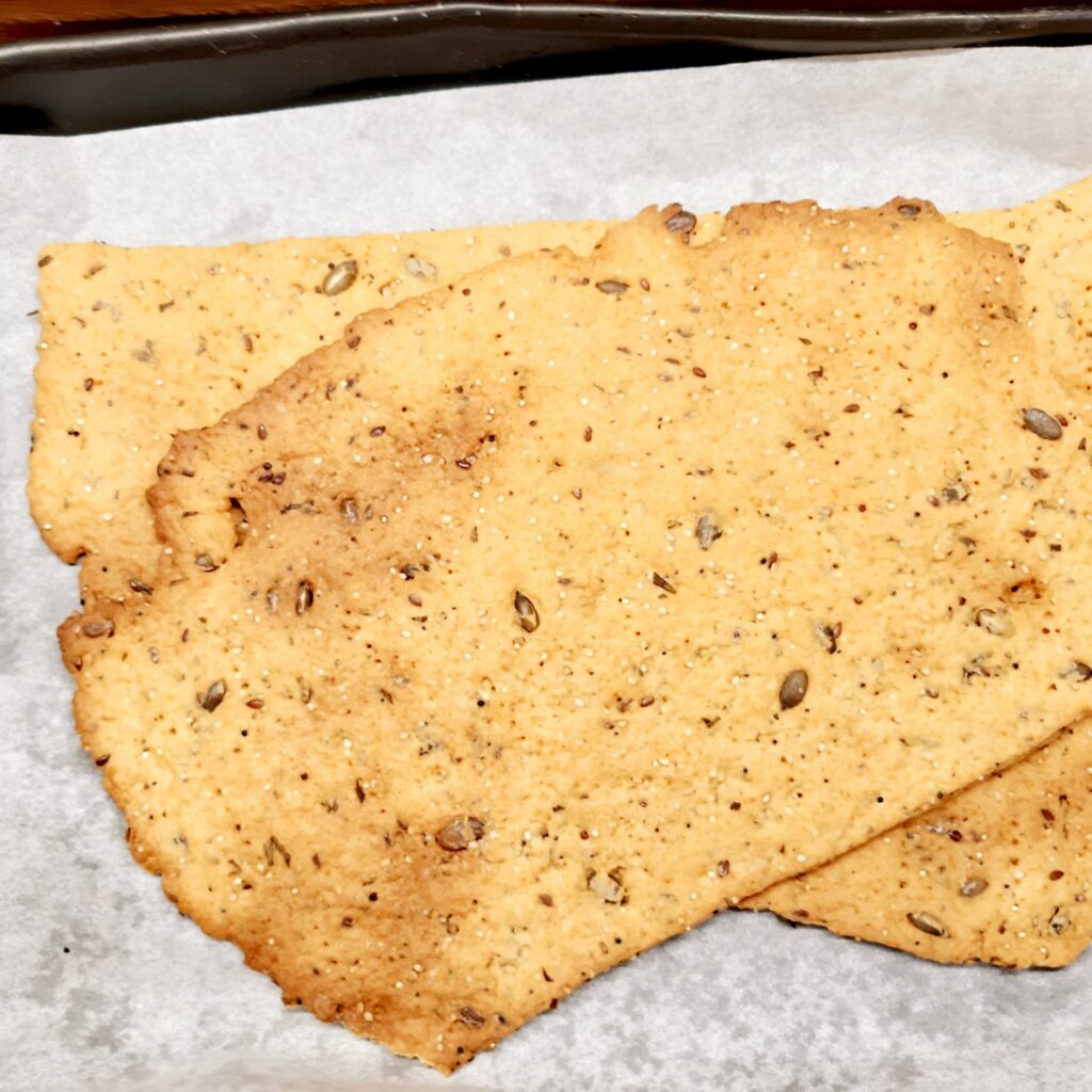 focaccia scrocchiarella con semi e rosmarino