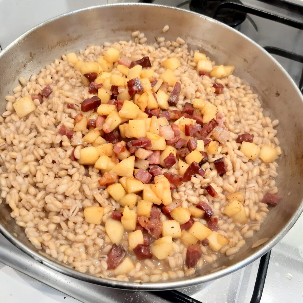 ORZOTTO MANTECATO CON SPECK E MELE