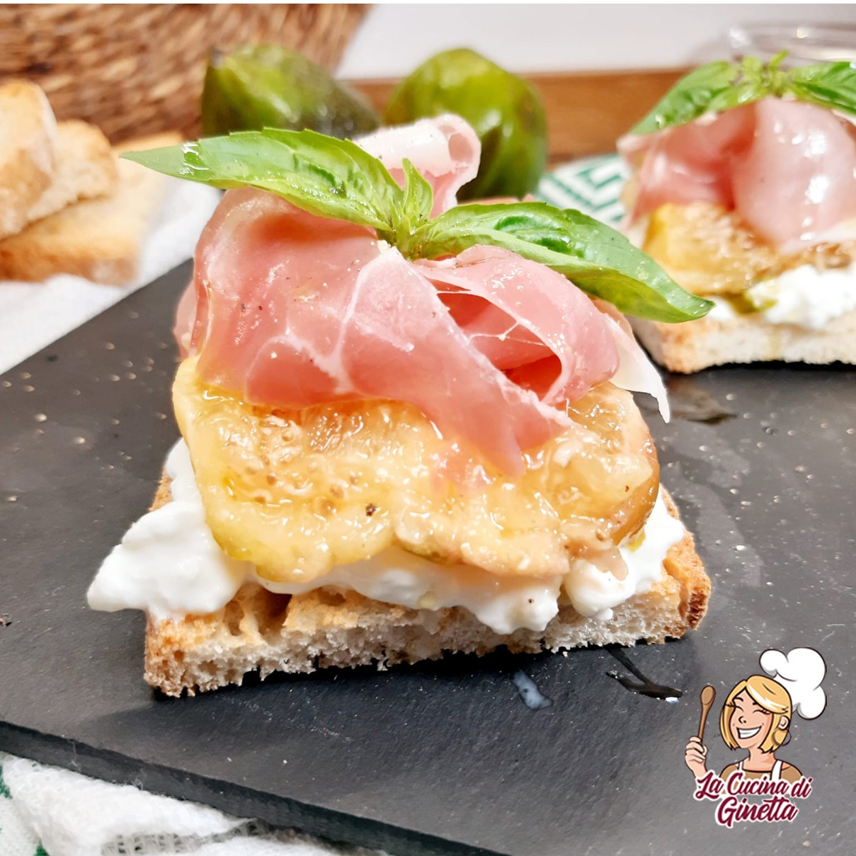 crostini con stracciatella di burrata fichi e prosciutto