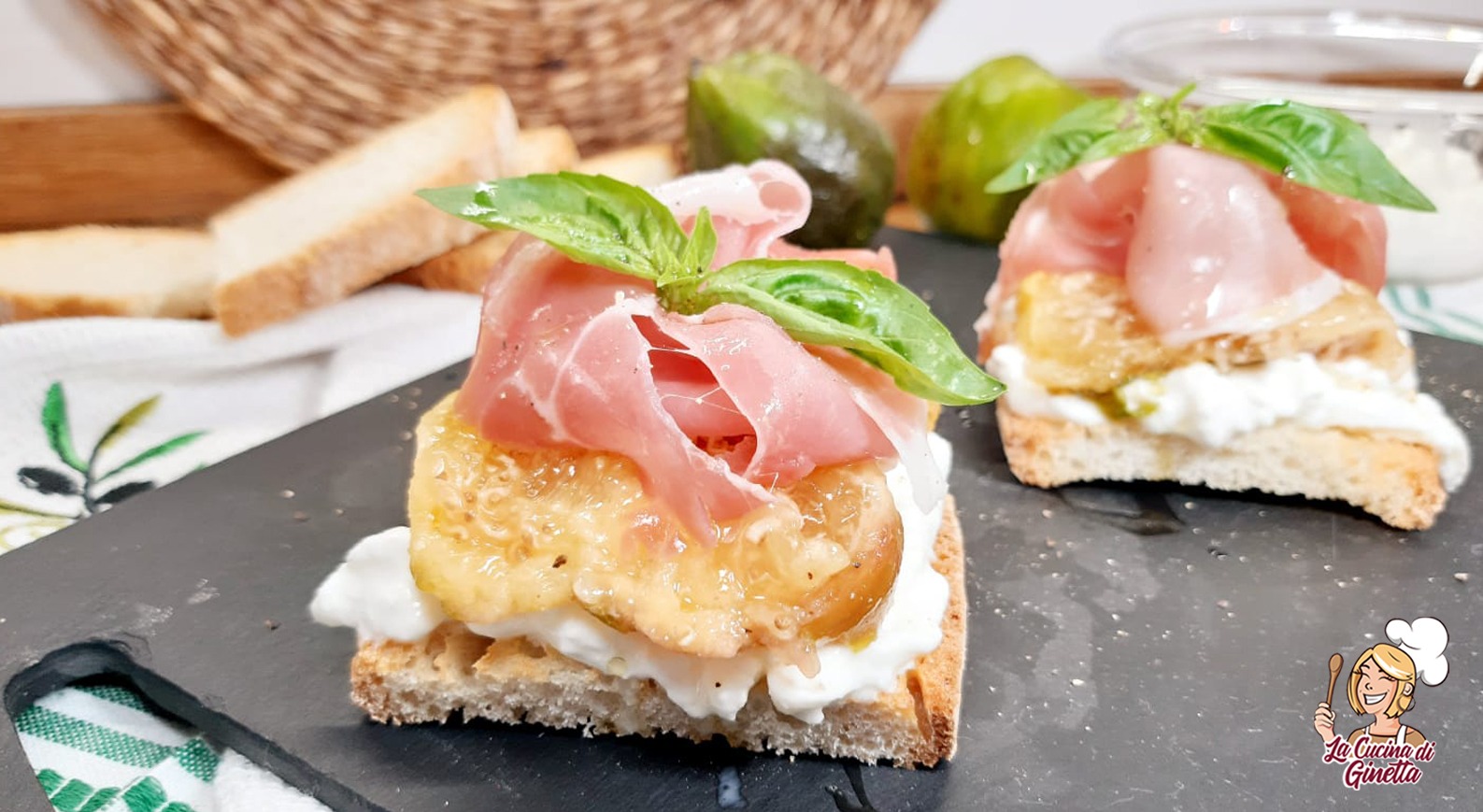 crostini con stracciatella di burrata fichi e prosciutto