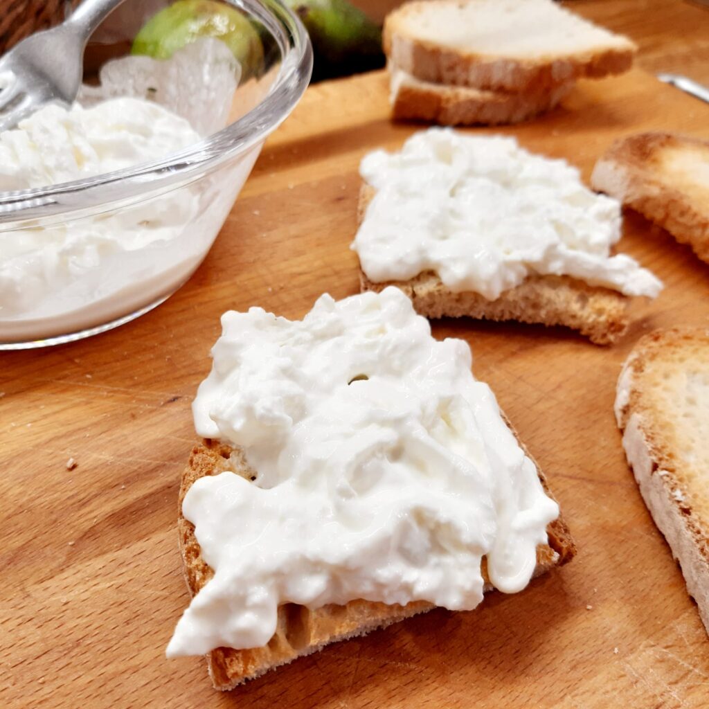 crostini con stracciatella di burrata fichi e prosciutto