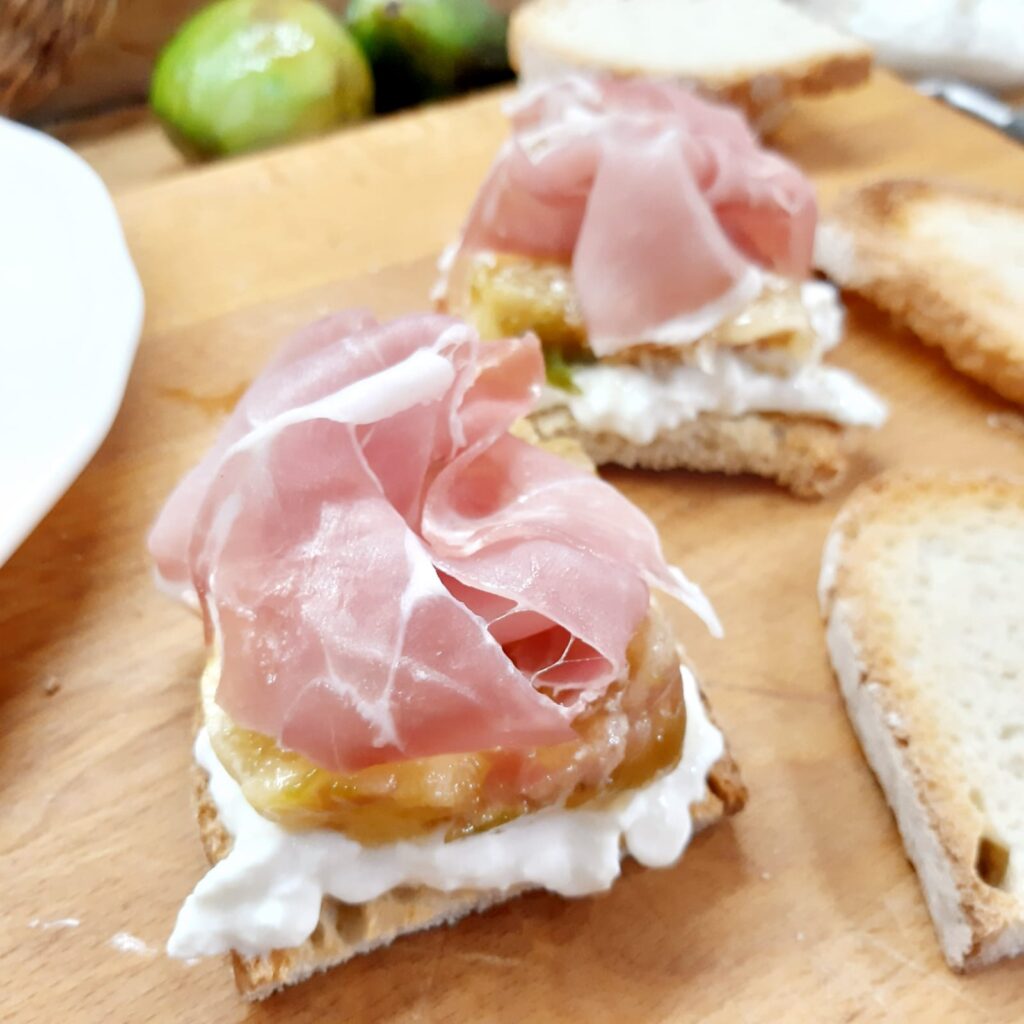 crostini con stracciatella di burrata fichi e prosciutto