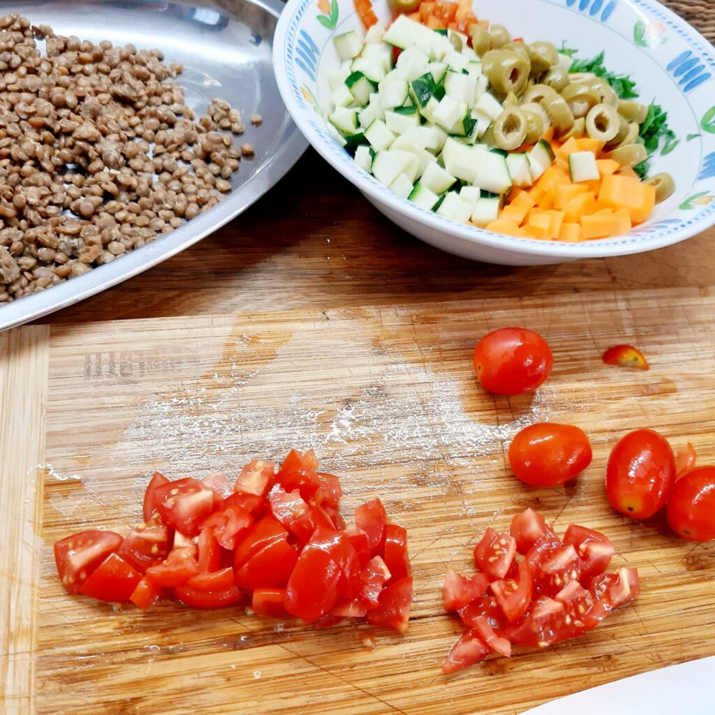 insalata di lenticchie con verdure e feta