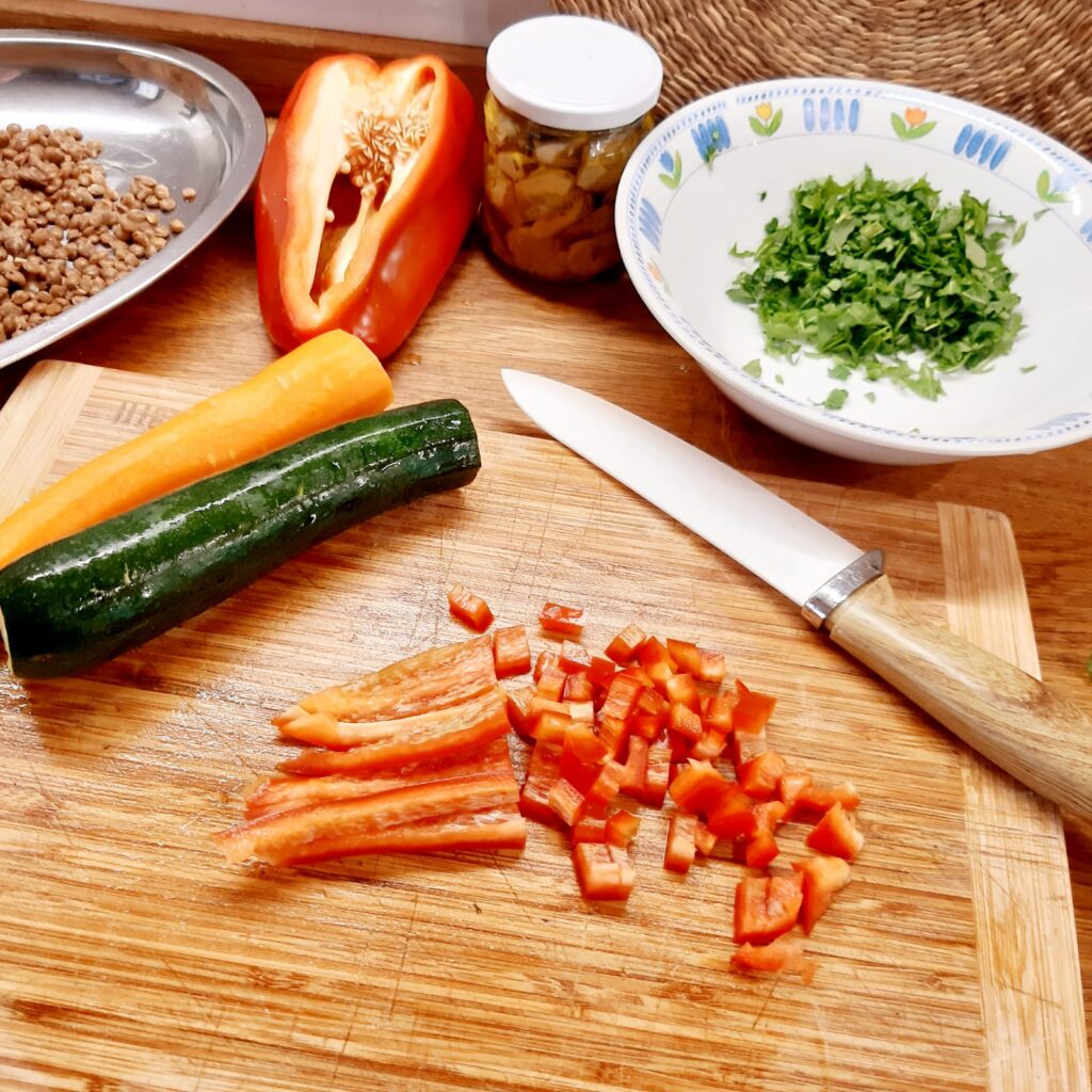 insalata di lenticchie con verdure e feta