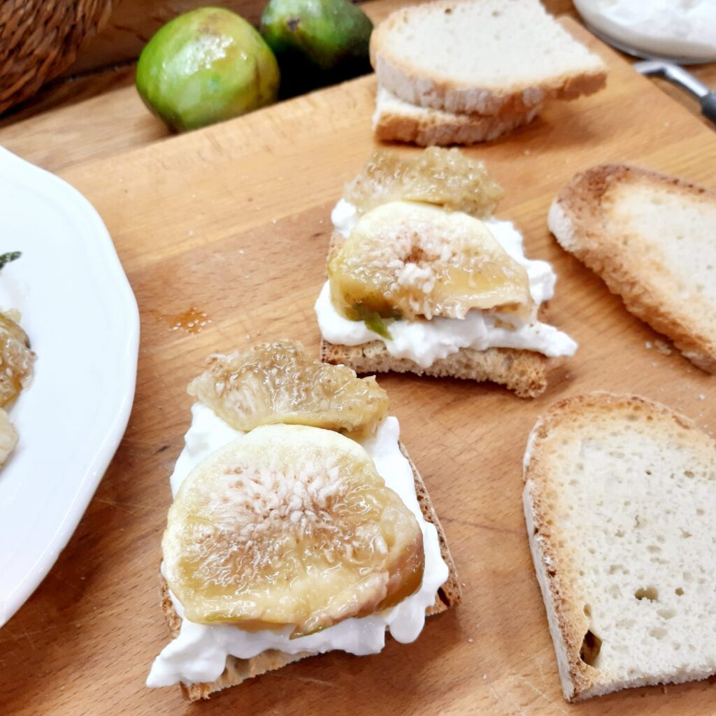 crostini con stracciatella di burrata fichi e prosciutto