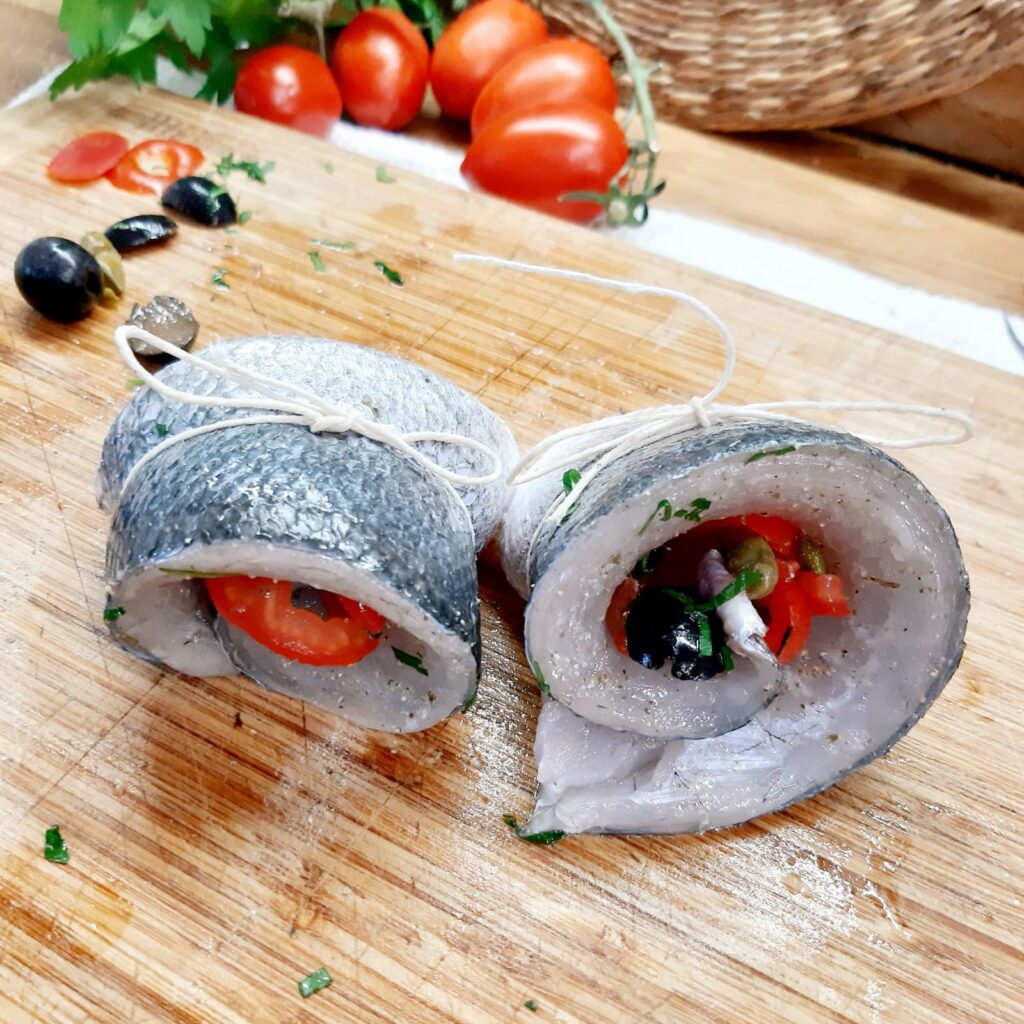 Filetti di spigola ai sapori mediterranei