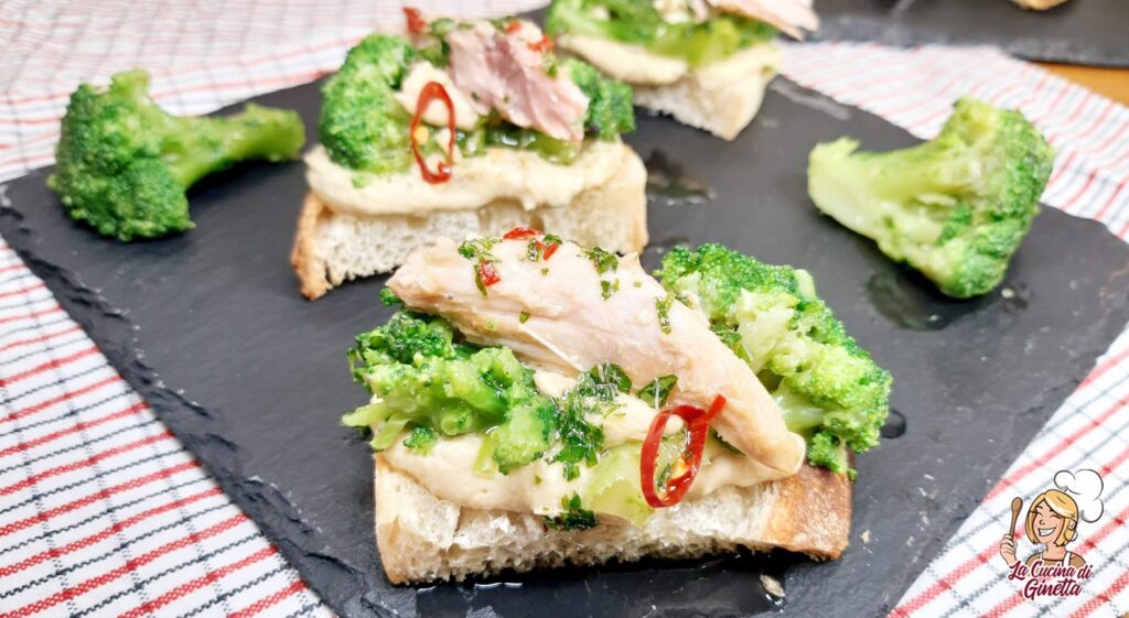 crostini con hummus di ceci broccolo e filetti di sgombro