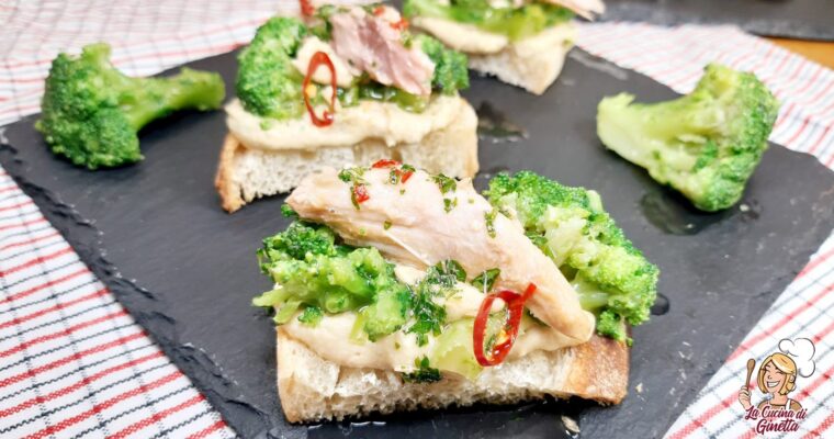 CROSTINI CON HUMMUS DI CECI BROCCOLO E FILETTI DI SGOMBRO