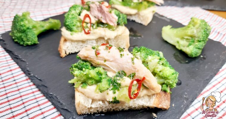 CROSTINI CON HUMMUS DI CECI BROCCOLO E FILETTI DI SGOMBRO