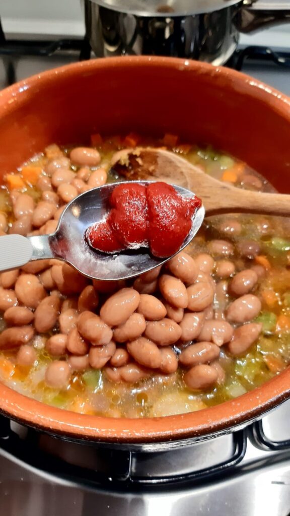 zuppa contadina con fagioli e cavolo nero