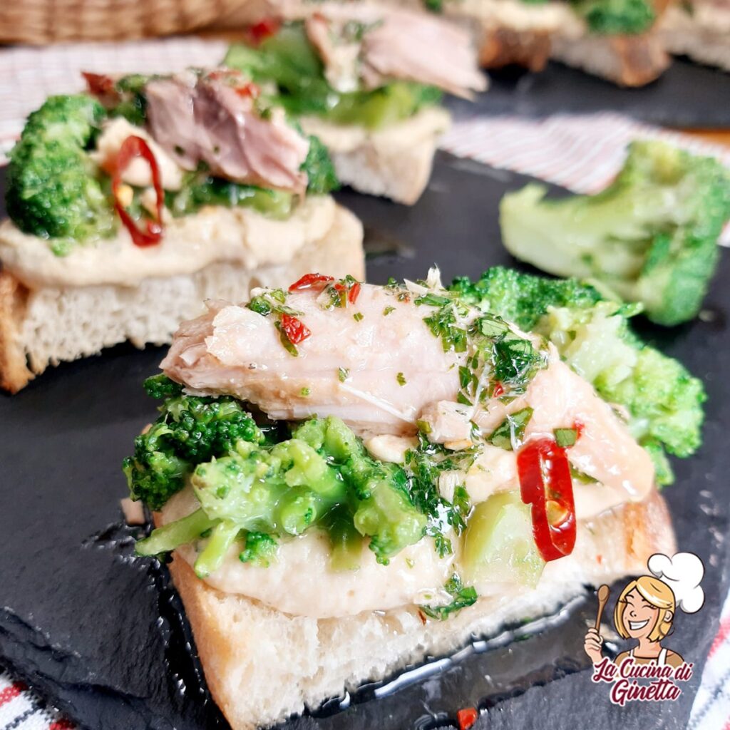 crostini con hummus di ceci broccolo e filetti di sgombro