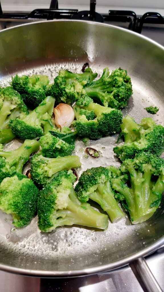 crostini con hummus di ceci broccolo e filetti di sgombro